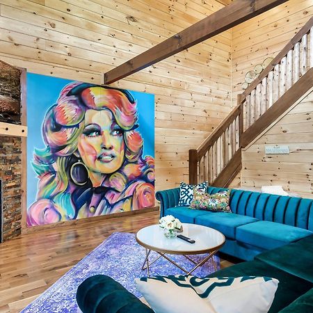 Smokiesboutiquecabins Would Love To Host You At Dolly'S Cute Cabin! 4 Suites With Private Bathrooms - Hot Tub, Fire Pit, Game Room, Resort Pool Open Memorial Day Through Labor Day! Гатлинбург Экстерьер фото