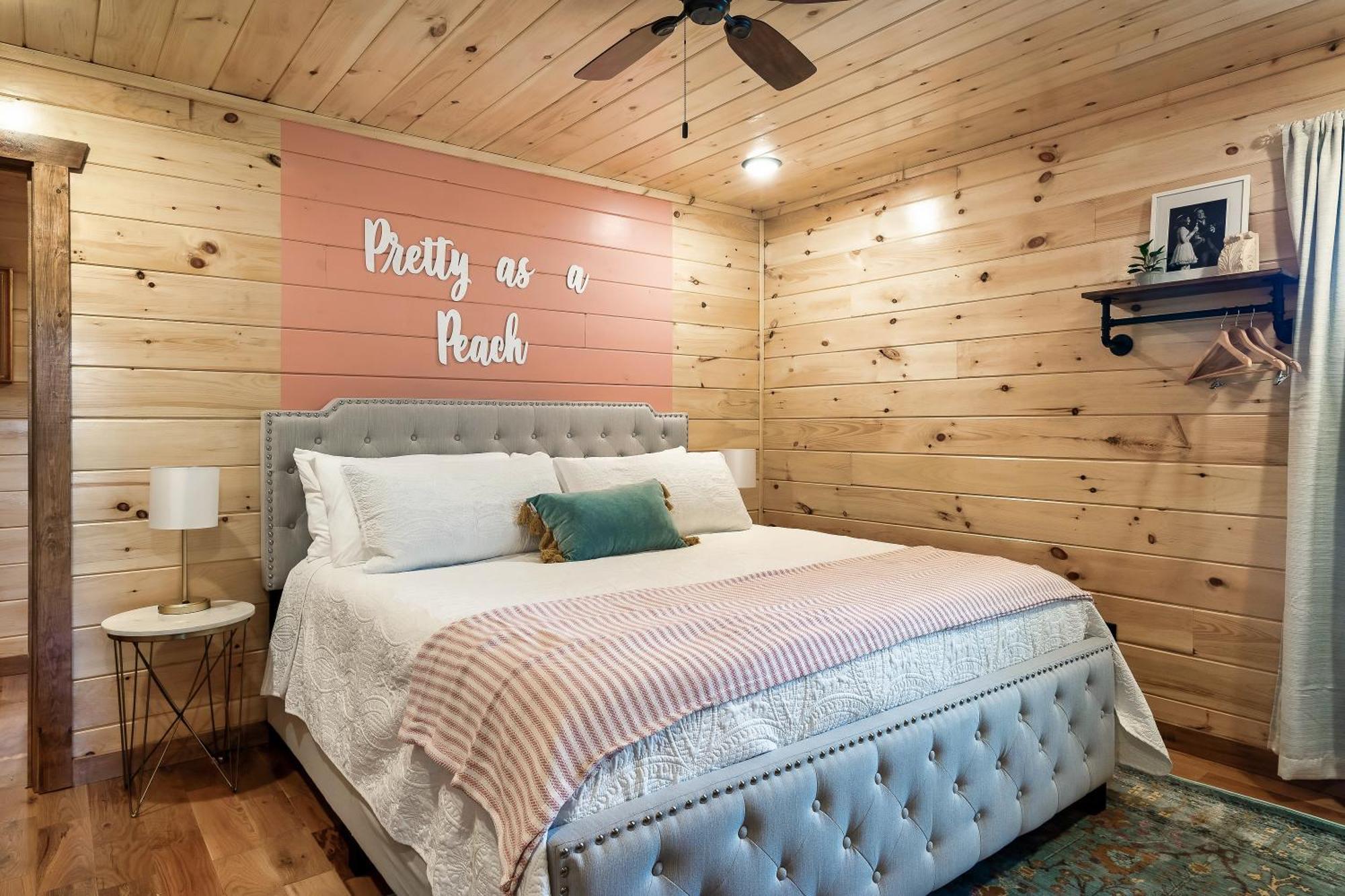 Smokiesboutiquecabins Would Love To Host You At Dolly'S Cute Cabin! 4 Suites With Private Bathrooms - Hot Tub, Fire Pit, Game Room, Resort Pool Open Memorial Day Through Labor Day! Гатлинбург Экстерьер фото
