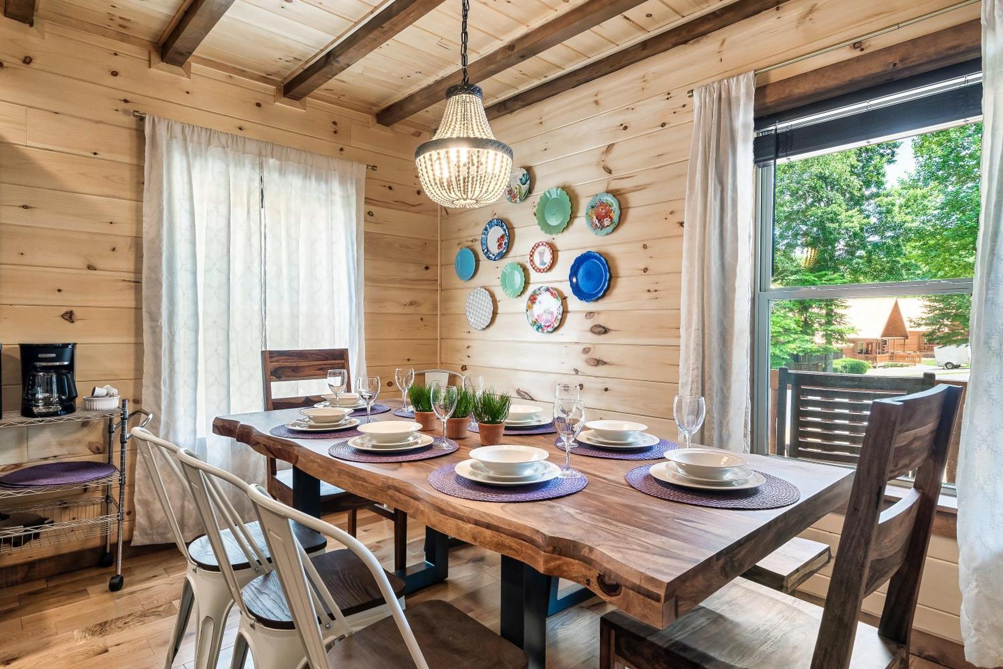 Smokiesboutiquecabins Would Love To Host You At Dolly'S Cute Cabin! 4 Suites With Private Bathrooms - Hot Tub, Fire Pit, Game Room, Resort Pool Open Memorial Day Through Labor Day! Гатлинбург Экстерьер фото