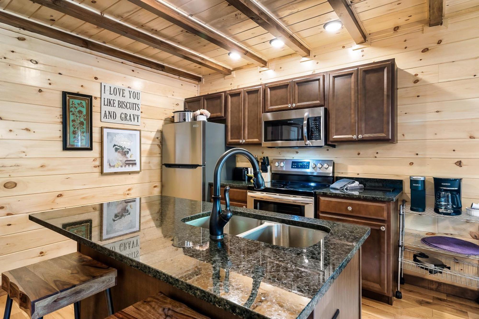 Smokiesboutiquecabins Would Love To Host You At Dolly'S Cute Cabin! 4 Suites With Private Bathrooms - Hot Tub, Fire Pit, Game Room, Resort Pool Open Memorial Day Through Labor Day! Гатлинбург Экстерьер фото