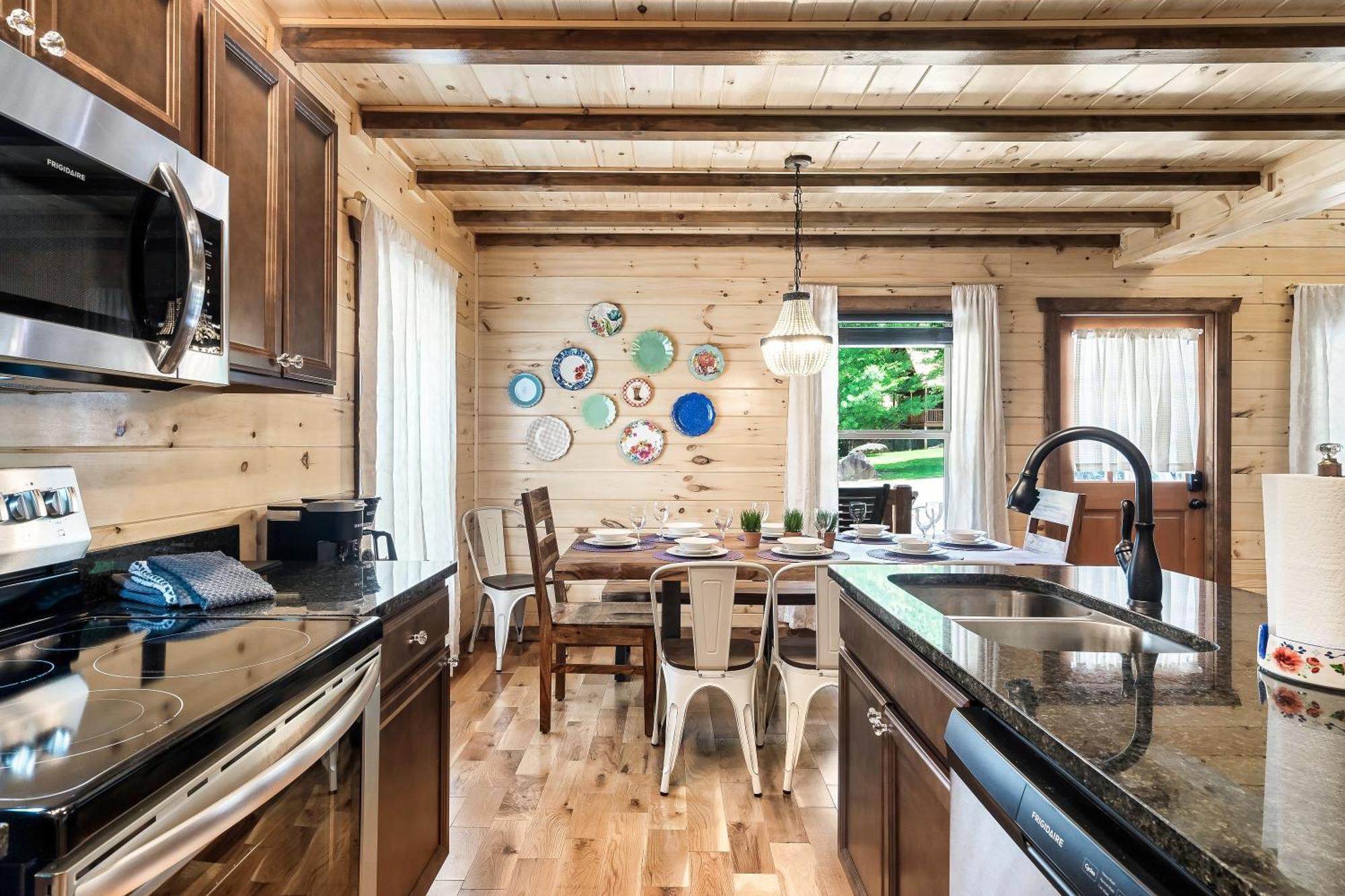 Smokiesboutiquecabins Would Love To Host You At Dolly'S Cute Cabin! 4 Suites With Private Bathrooms - Hot Tub, Fire Pit, Game Room, Resort Pool Open Memorial Day Through Labor Day! Гатлинбург Экстерьер фото