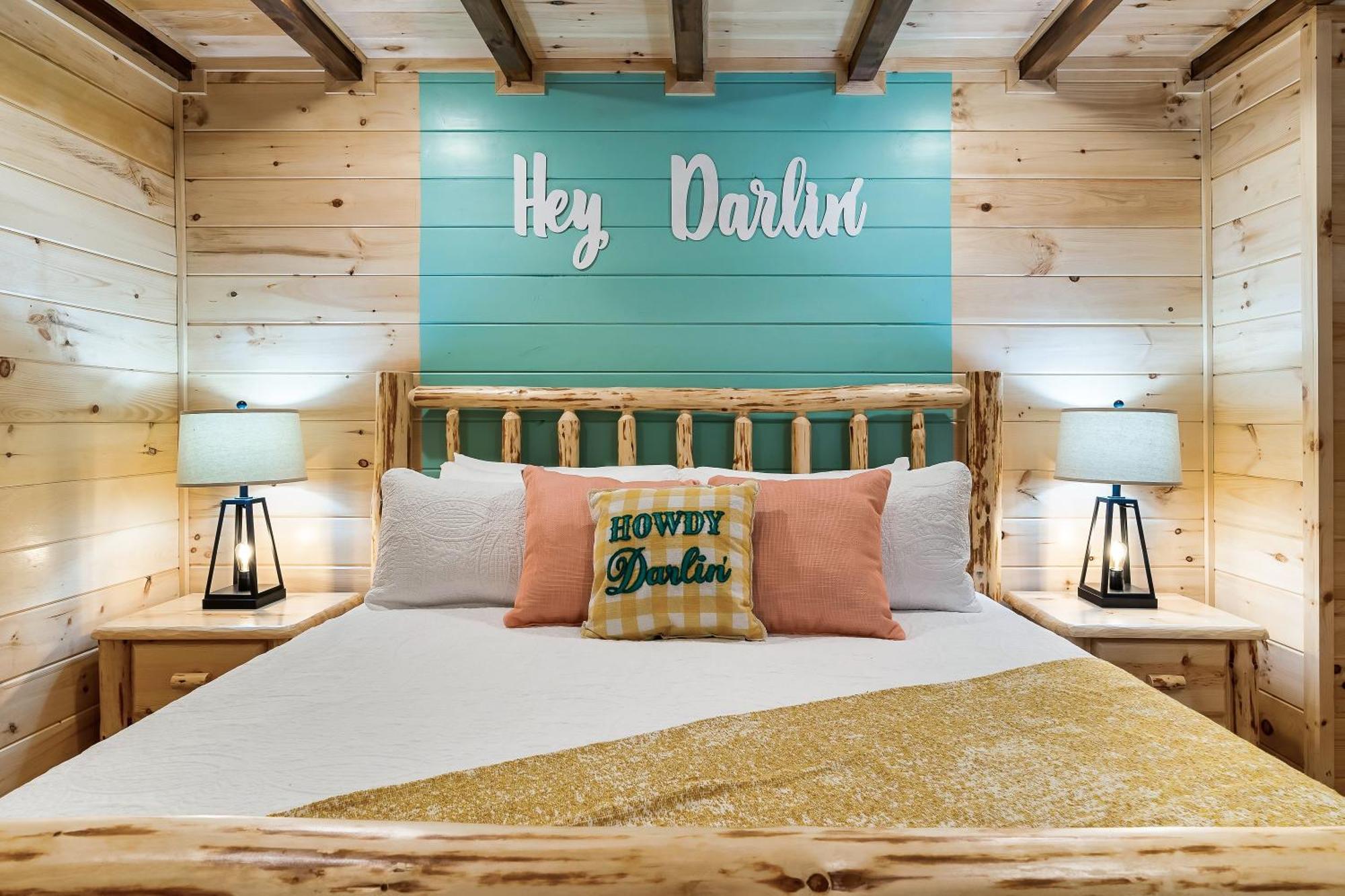 Smokiesboutiquecabins Would Love To Host You At Dolly'S Cute Cabin! 4 Suites With Private Bathrooms - Hot Tub, Fire Pit, Game Room, Resort Pool Open Memorial Day Through Labor Day! Гатлинбург Экстерьер фото
