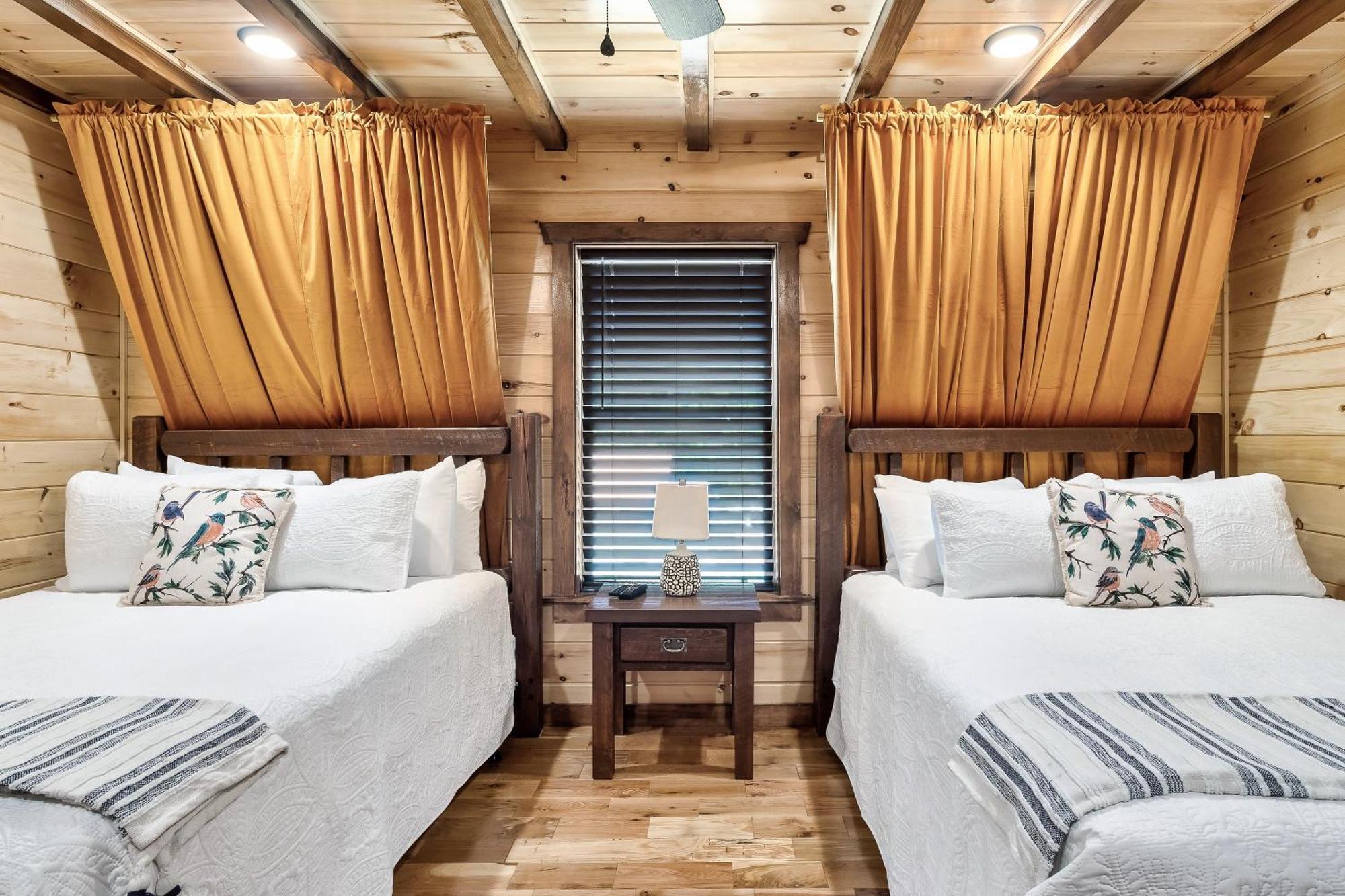 Smokiesboutiquecabins Would Love To Host You At Dolly'S Cute Cabin! 4 Suites With Private Bathrooms - Hot Tub, Fire Pit, Game Room, Resort Pool Open Memorial Day Through Labor Day! Гатлинбург Экстерьер фото