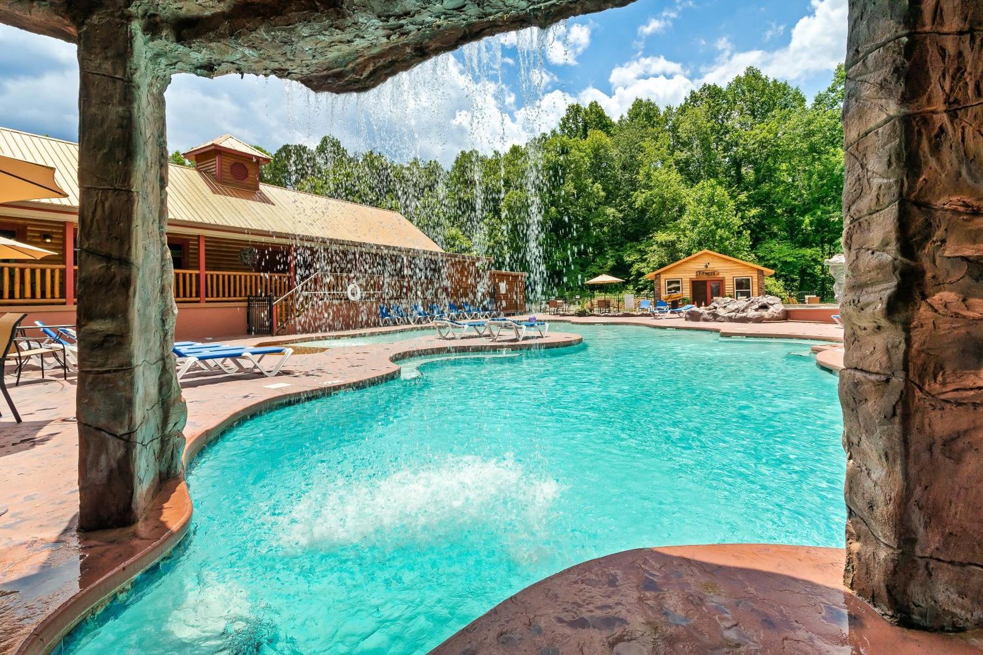 Smokiesboutiquecabins Would Love To Host You At Dolly'S Cute Cabin! 4 Suites With Private Bathrooms - Hot Tub, Fire Pit, Game Room, Resort Pool Open Memorial Day Through Labor Day! Гатлинбург Экстерьер фото
