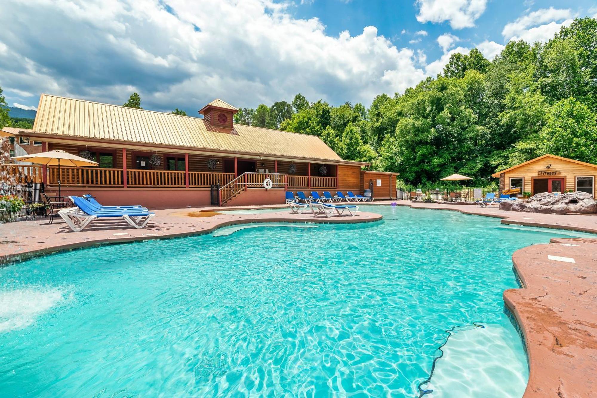 Smokiesboutiquecabins Would Love To Host You At Dolly'S Cute Cabin! 4 Suites With Private Bathrooms - Hot Tub, Fire Pit, Game Room, Resort Pool Open Memorial Day Through Labor Day! Гатлинбург Экстерьер фото
