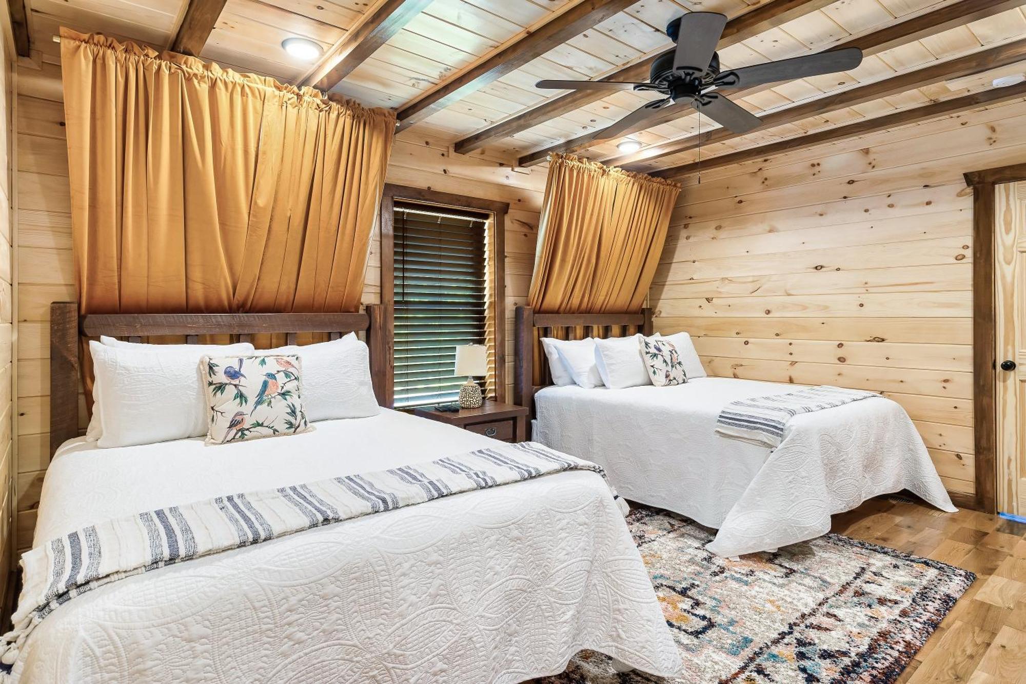 Smokiesboutiquecabins Would Love To Host You At Dolly'S Cute Cabin! 4 Suites With Private Bathrooms - Hot Tub, Fire Pit, Game Room, Resort Pool Open Memorial Day Through Labor Day! Гатлинбург Экстерьер фото