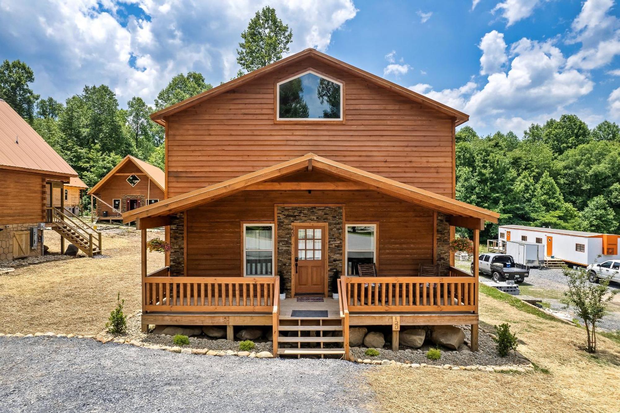 Smokiesboutiquecabins Would Love To Host You At Dolly'S Cute Cabin! 4 Suites With Private Bathrooms - Hot Tub, Fire Pit, Game Room, Resort Pool Open Memorial Day Through Labor Day! Гатлинбург Экстерьер фото