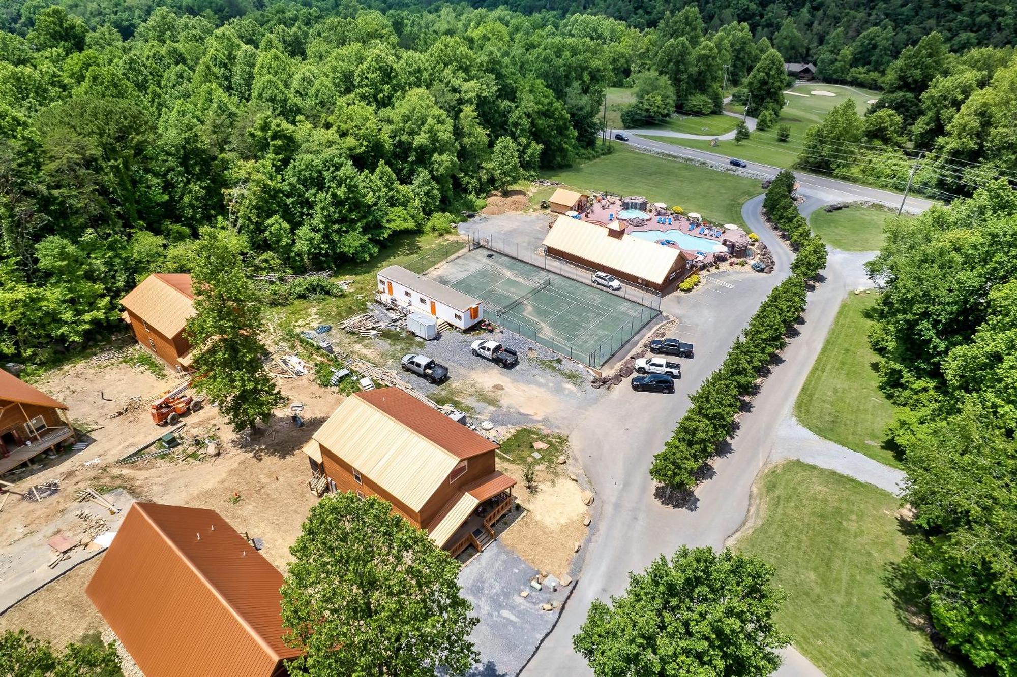Smokiesboutiquecabins Would Love To Host You At Dolly'S Cute Cabin! 4 Suites With Private Bathrooms - Hot Tub, Fire Pit, Game Room, Resort Pool Open Memorial Day Through Labor Day! Гатлинбург Экстерьер фото
