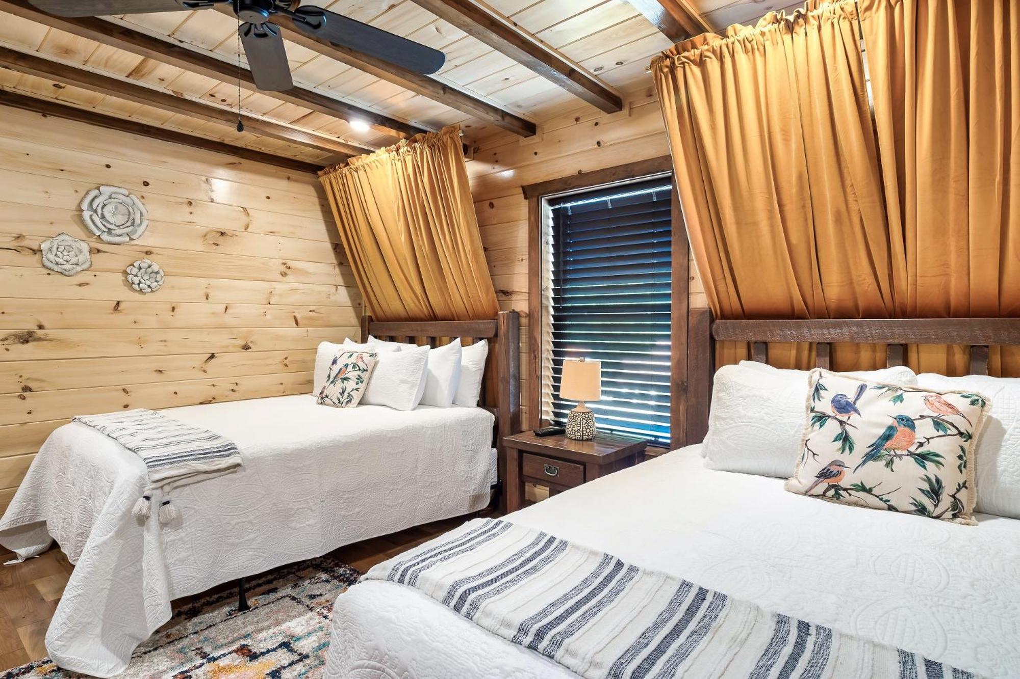 Smokiesboutiquecabins Would Love To Host You At Dolly'S Cute Cabin! 4 Suites With Private Bathrooms - Hot Tub, Fire Pit, Game Room, Resort Pool Open Memorial Day Through Labor Day! Гатлинбург Экстерьер фото