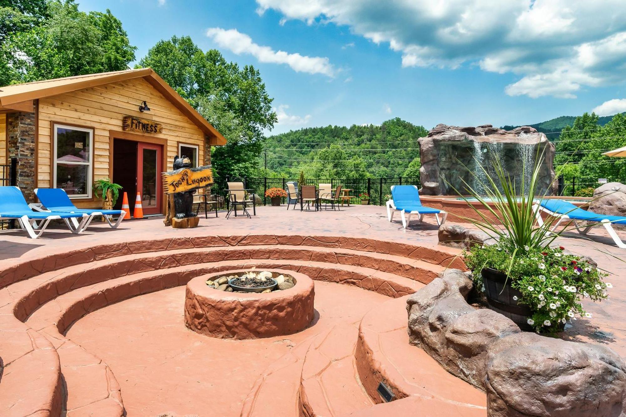 Smokiesboutiquecabins Would Love To Host You At Dolly'S Cute Cabin! 4 Suites With Private Bathrooms - Hot Tub, Fire Pit, Game Room, Resort Pool Open Memorial Day Through Labor Day! Гатлинбург Экстерьер фото