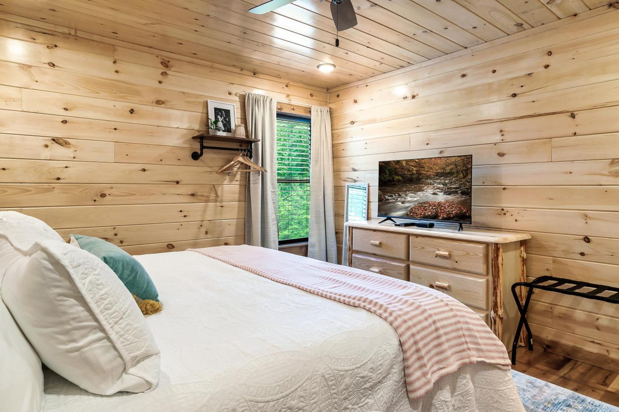 Smokiesboutiquecabins Would Love To Host You At Dolly'S Cute Cabin! 4 Suites With Private Bathrooms - Hot Tub, Fire Pit, Game Room, Resort Pool Open Memorial Day Through Labor Day! Гатлинбург Экстерьер фото