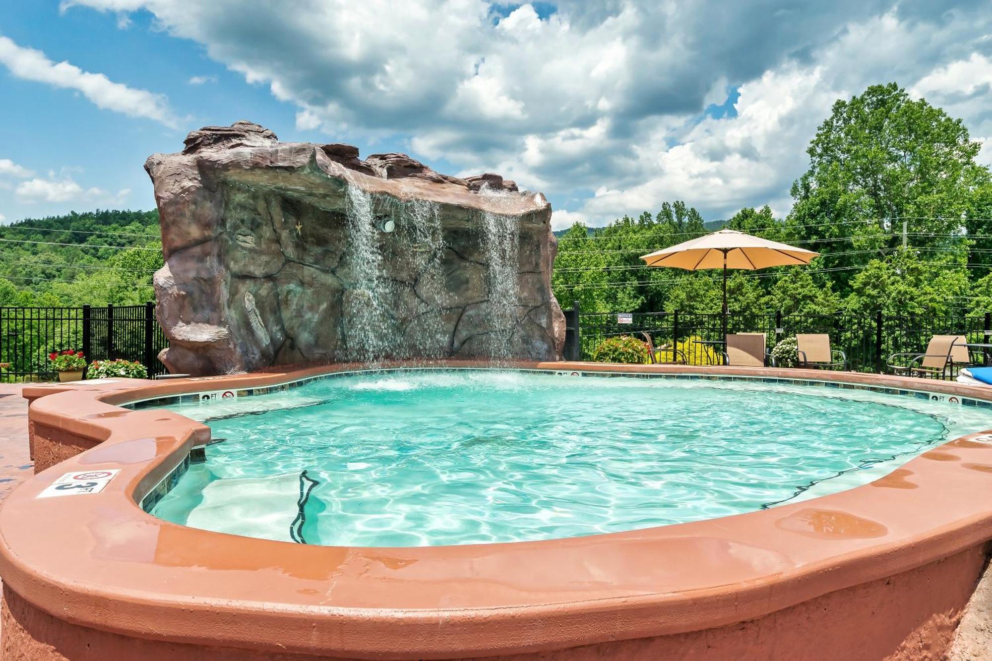 Smokiesboutiquecabins Would Love To Host You At Dolly'S Cute Cabin! 4 Suites With Private Bathrooms - Hot Tub, Fire Pit, Game Room, Resort Pool Open Memorial Day Through Labor Day! Гатлинбург Экстерьер фото